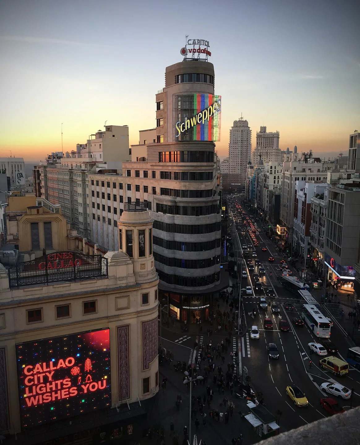 Edificio Capitol y Gran Vía al atardecer